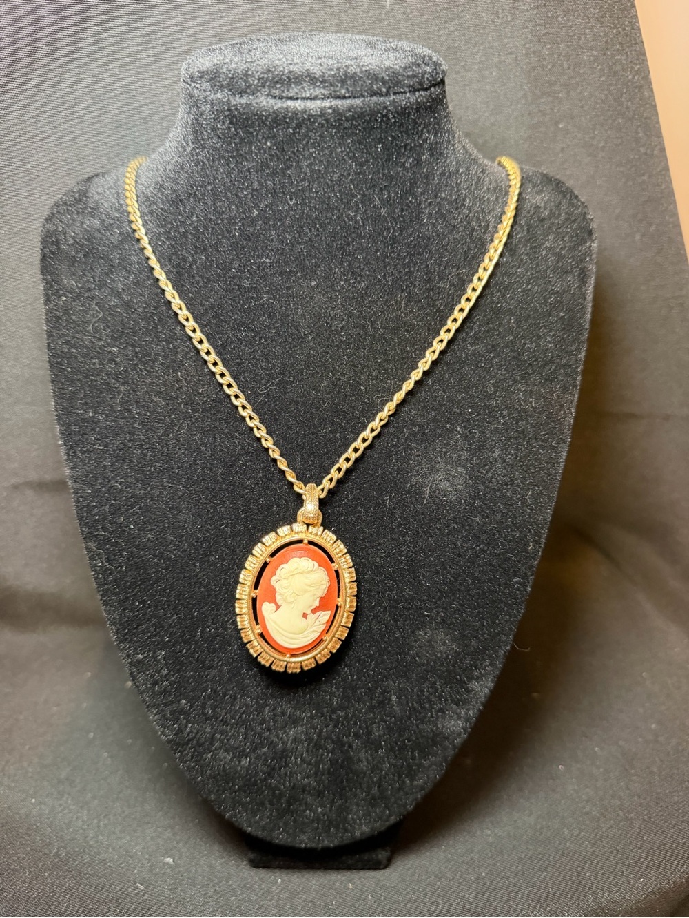Vintage Avon Cameo Fleur De Lis Pendant Necklace Reversible Gold Tone 26"